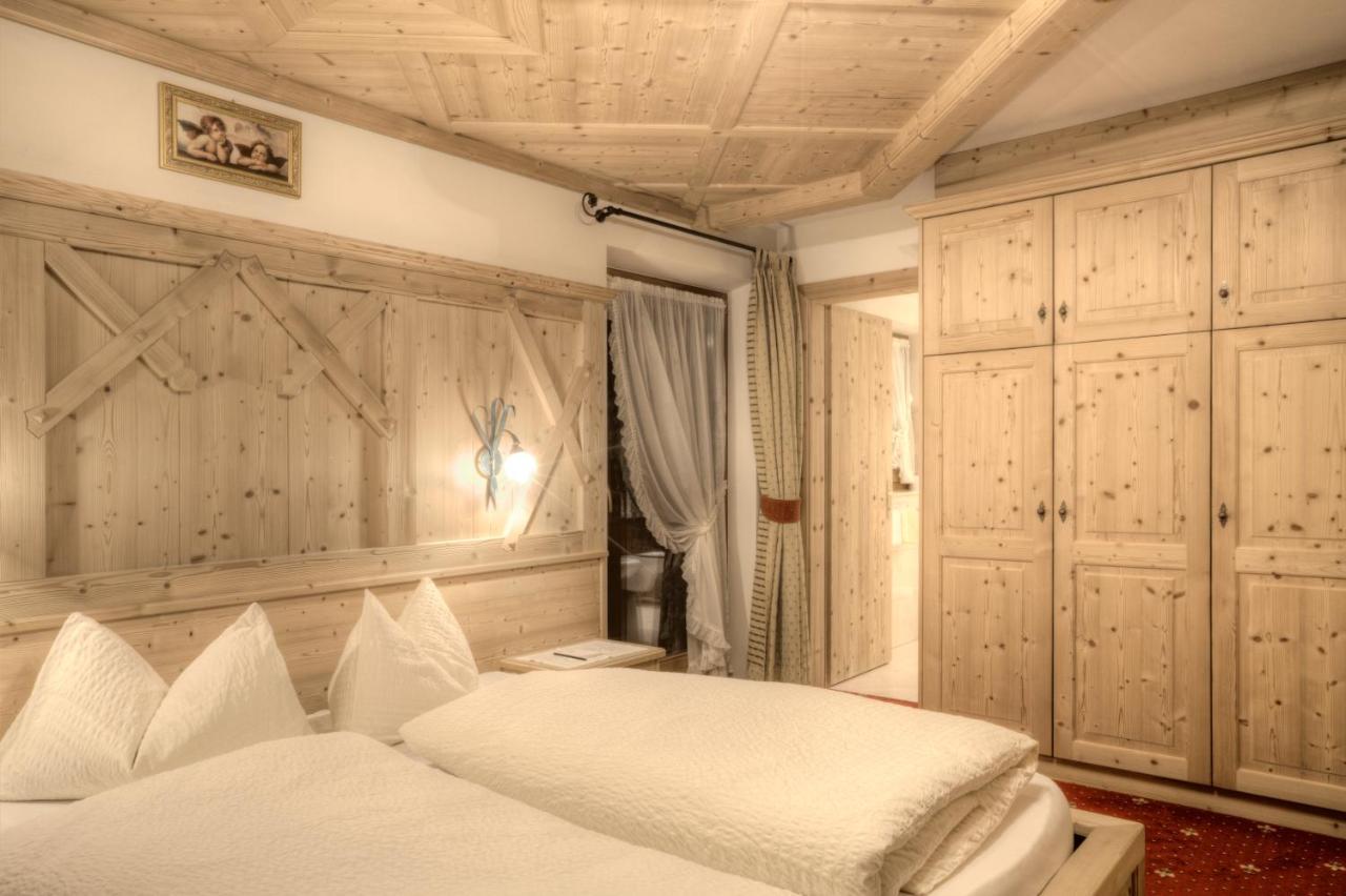 Hotel Ciasa Ai Pini San Cassiano  Buitenkant foto