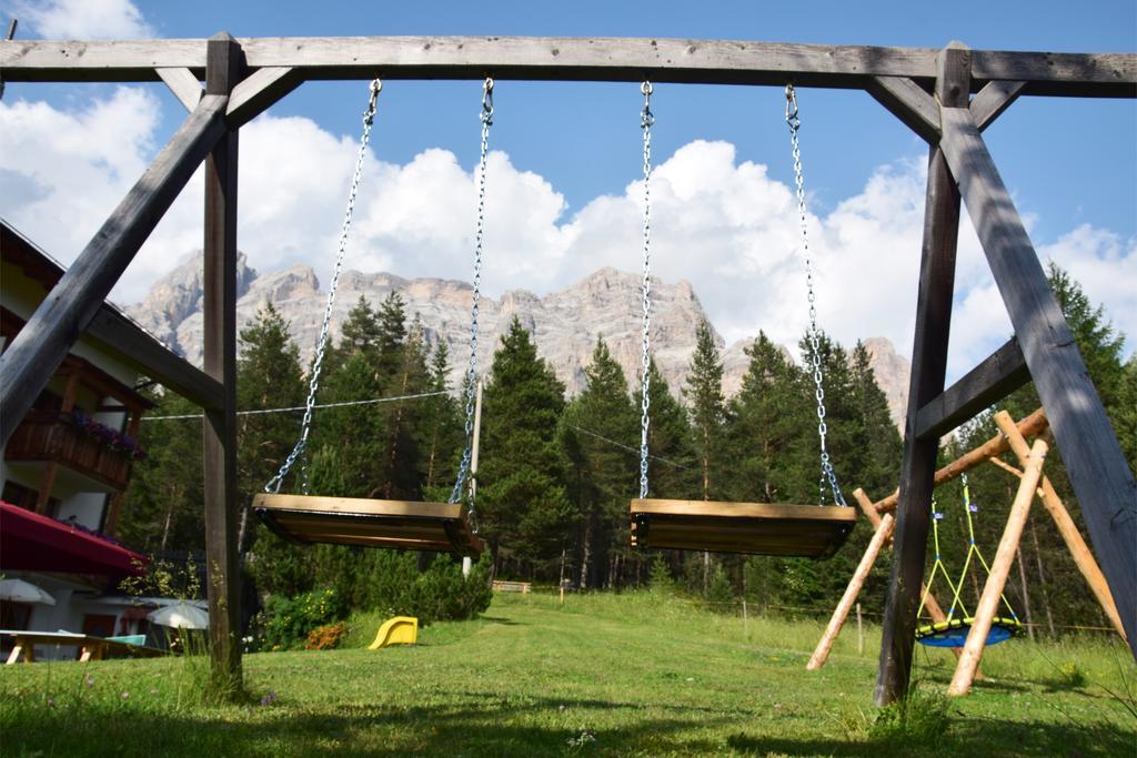 Hotel Ciasa Ai Pini San Cassiano  Buitenkant foto