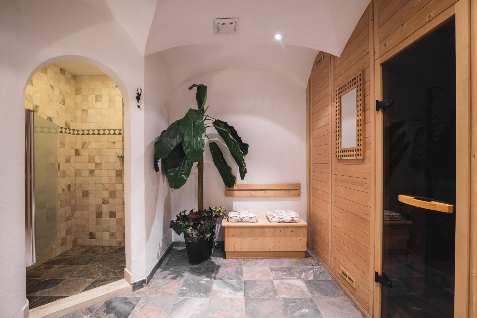 Hotel Ciasa Ai Pini San Cassiano  Buitenkant foto