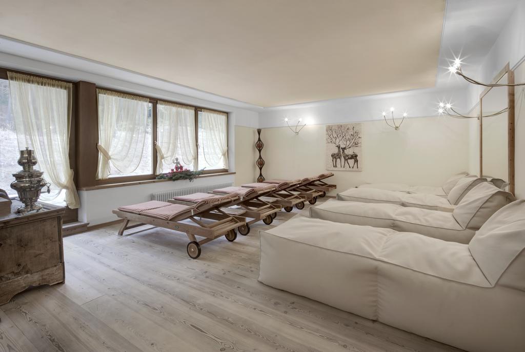 Hotel Ciasa Ai Pini San Cassiano  Buitenkant foto