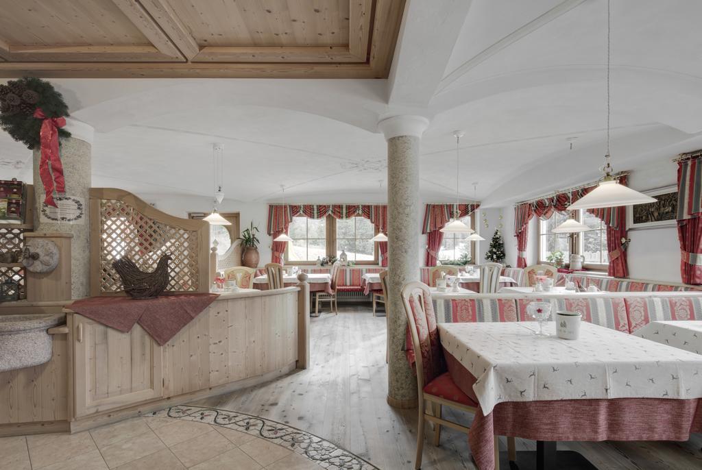 Hotel Ciasa Ai Pini San Cassiano  Buitenkant foto
