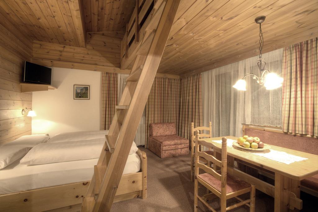 Hotel Ciasa Ai Pini San Cassiano  Kamer foto