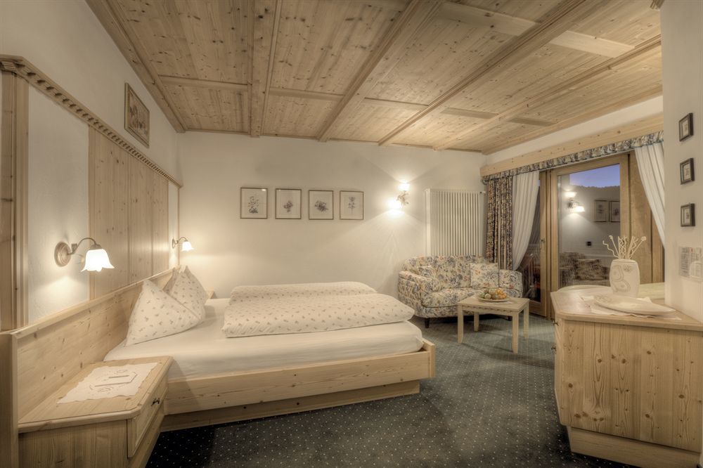 Hotel Ciasa Ai Pini San Cassiano  Buitenkant foto