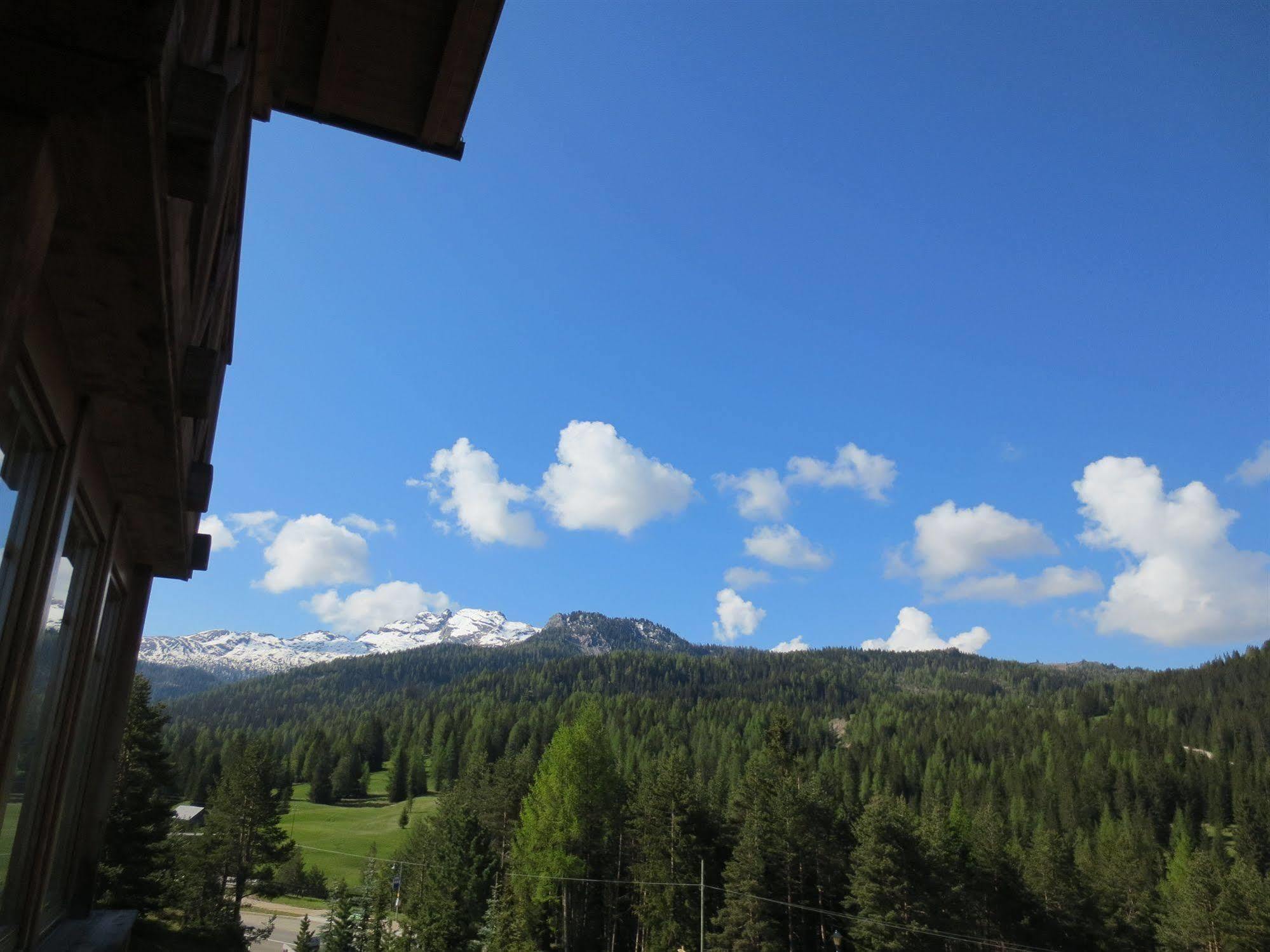 Hotel Ciasa Ai Pini San Cassiano  Buitenkant foto