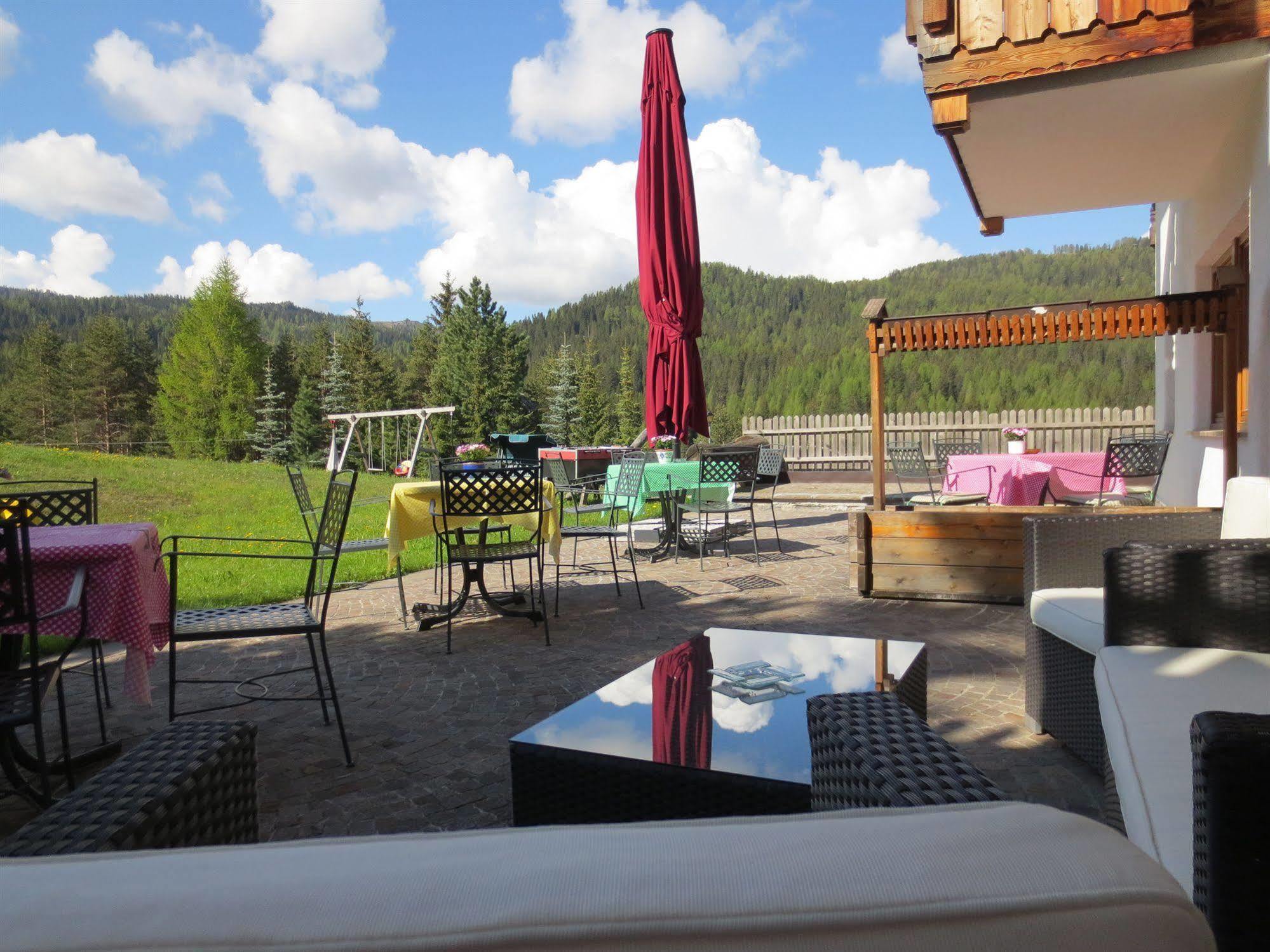 Hotel Ciasa Ai Pini San Cassiano  Buitenkant foto