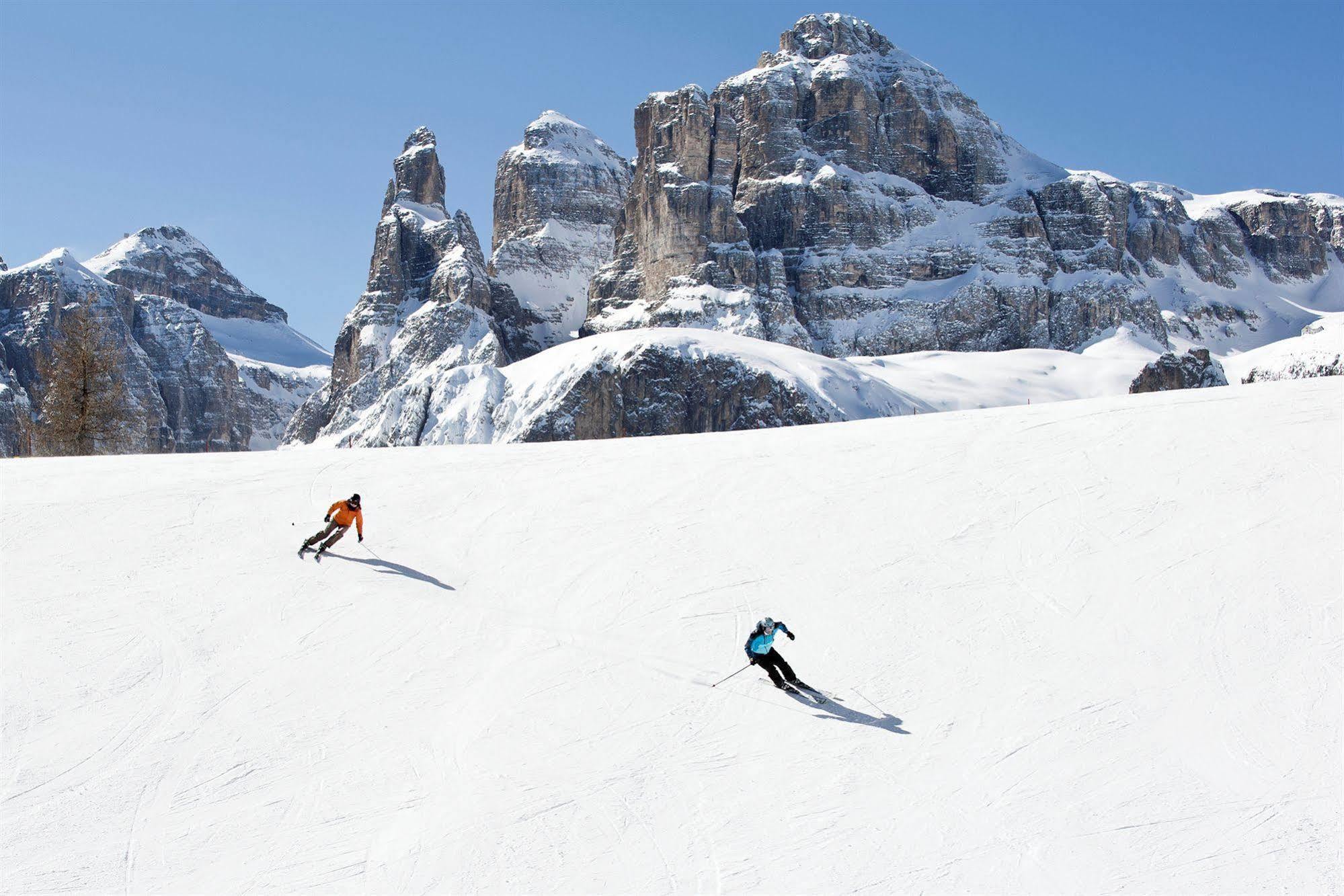 Hotel Ciasa Ai Pini San Cassiano  Buitenkant foto