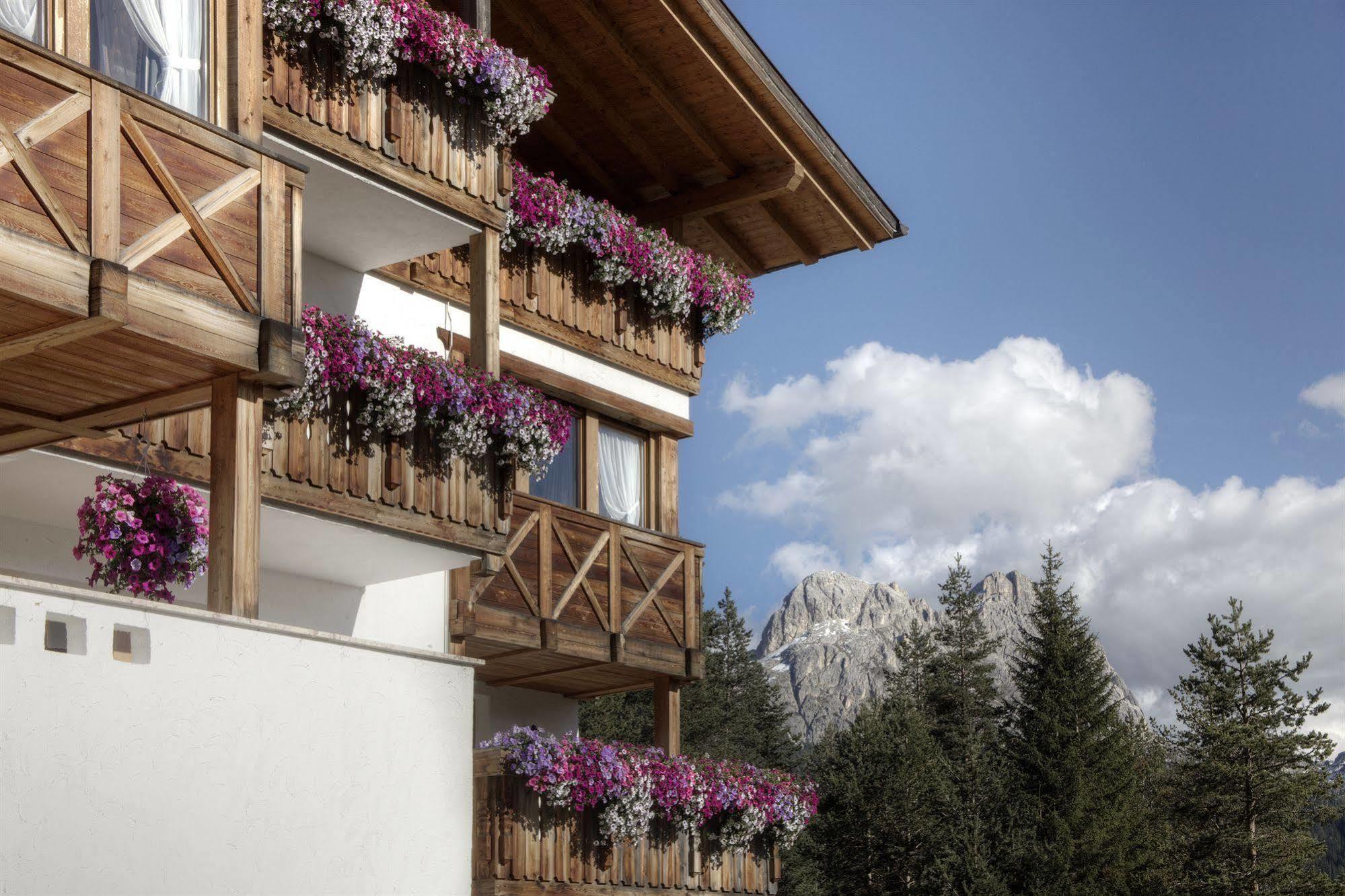 Hotel Ciasa Ai Pini San Cassiano  Buitenkant foto