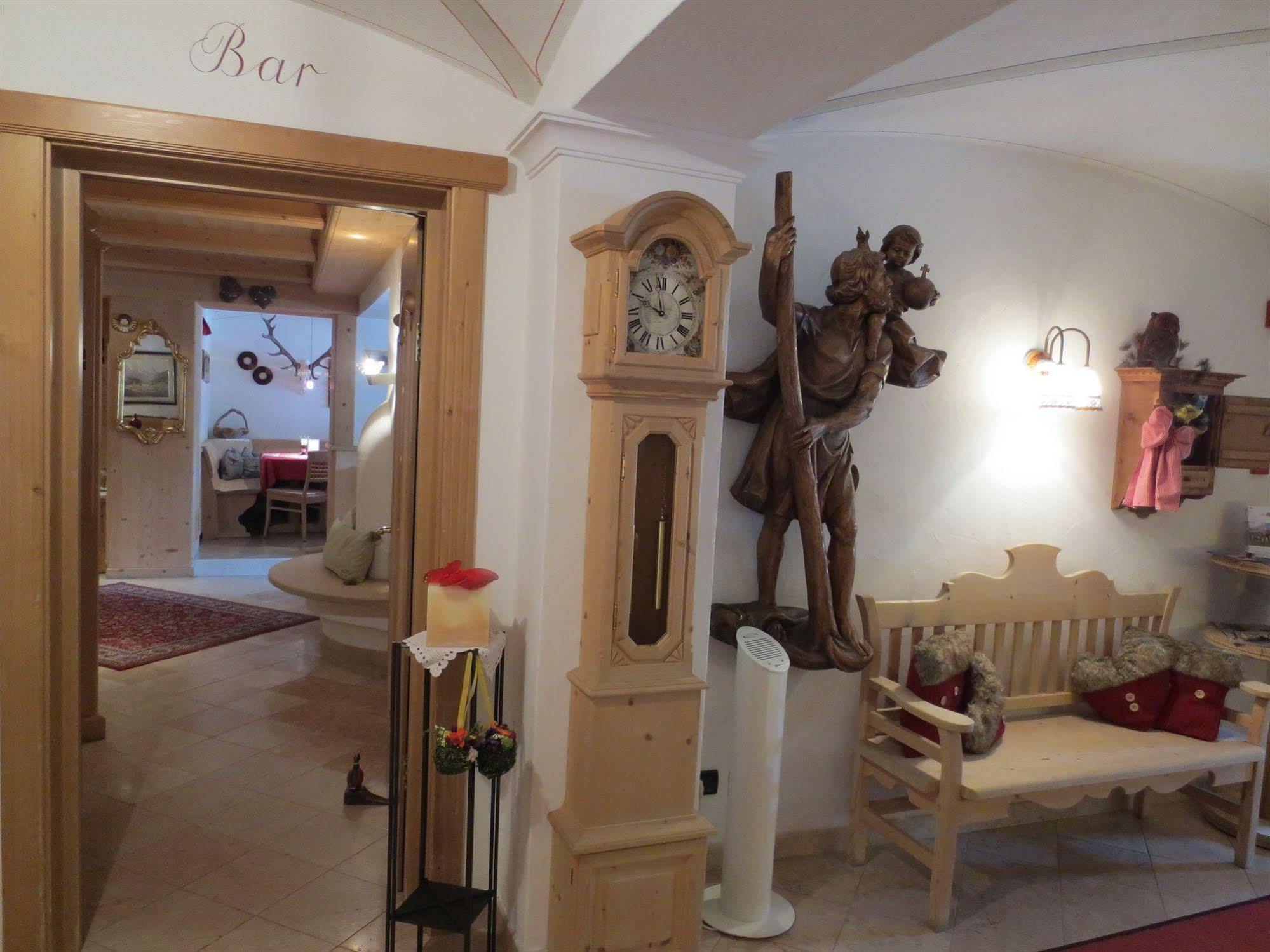 Hotel Ciasa Ai Pini San Cassiano  Buitenkant foto