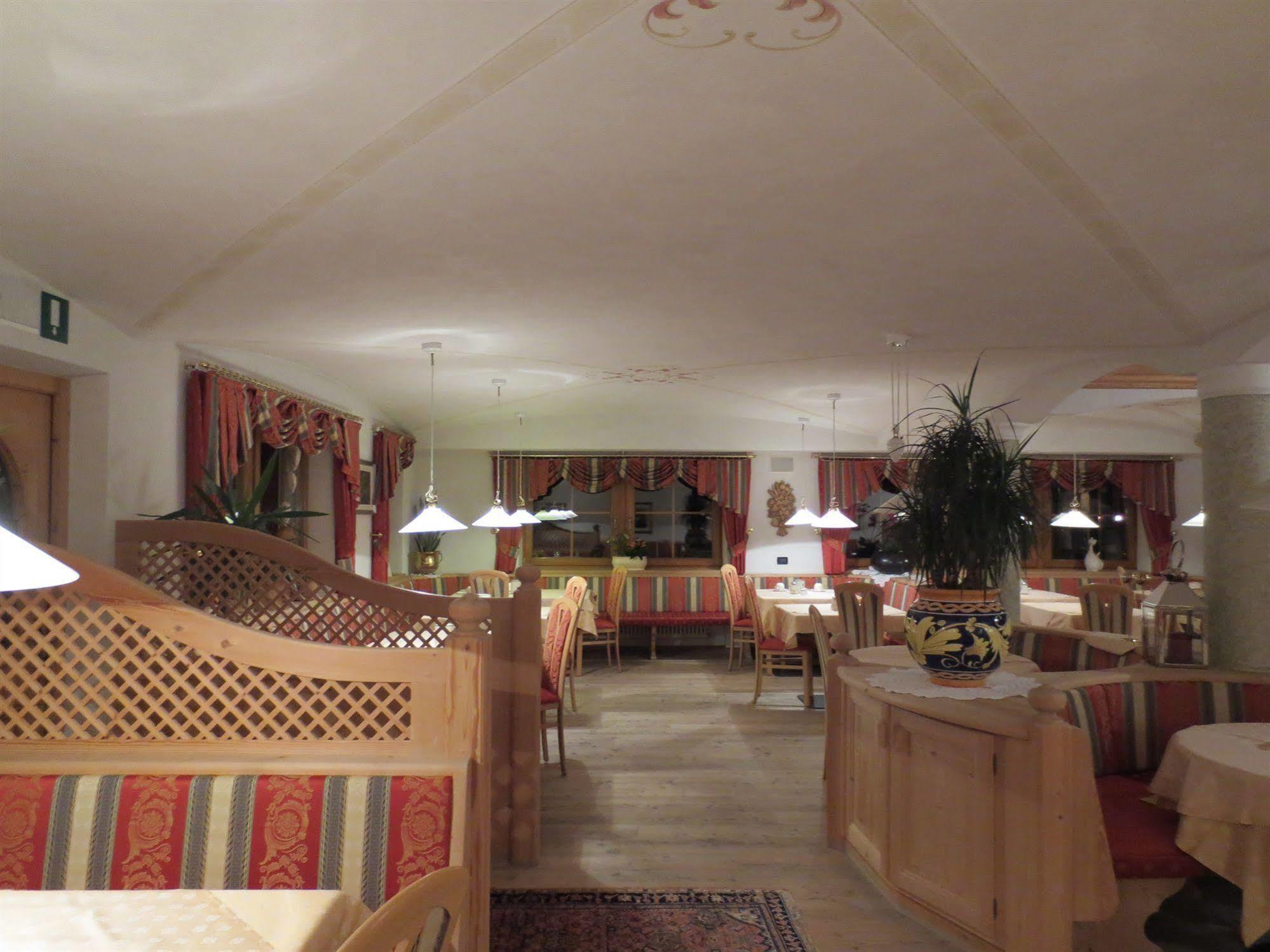 Hotel Ciasa Ai Pini San Cassiano  Buitenkant foto