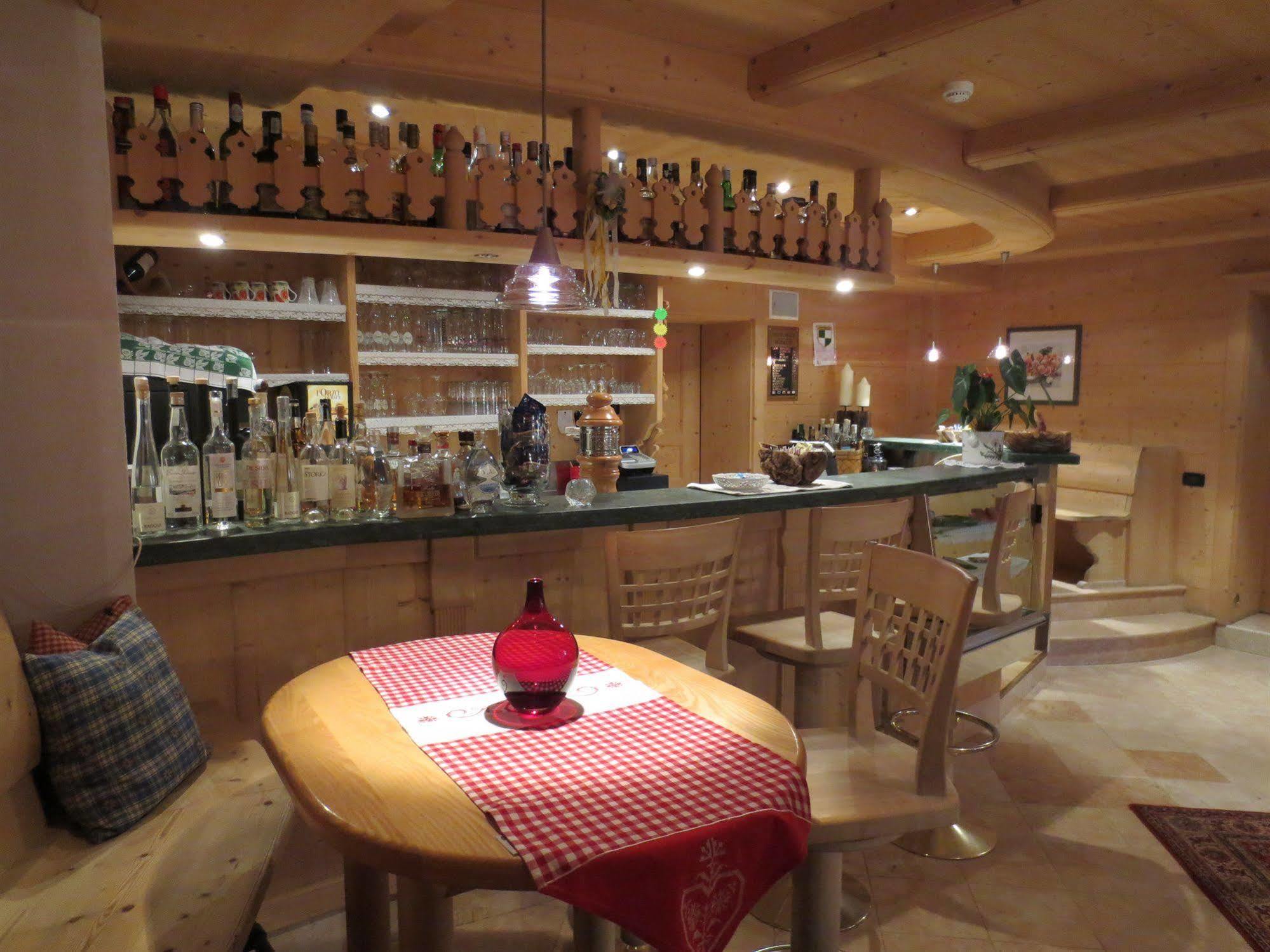 Hotel Ciasa Ai Pini San Cassiano  Buitenkant foto